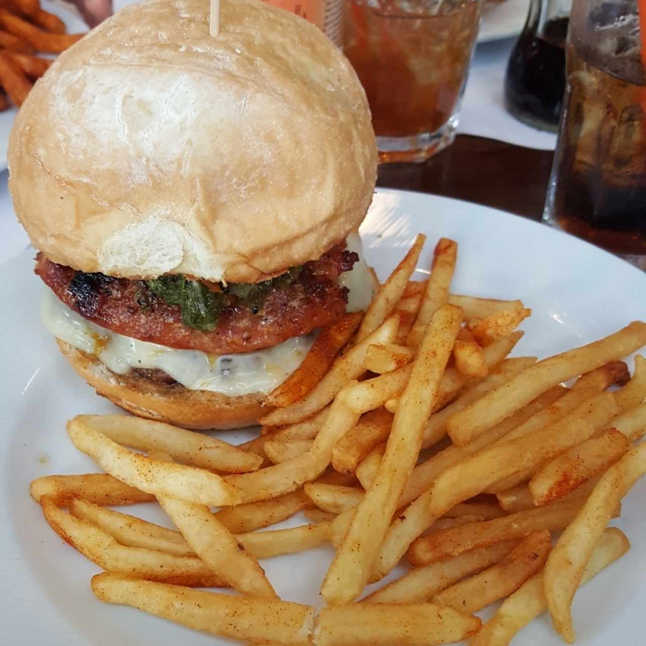 Hamburguesa con chorizo y chimichurri.