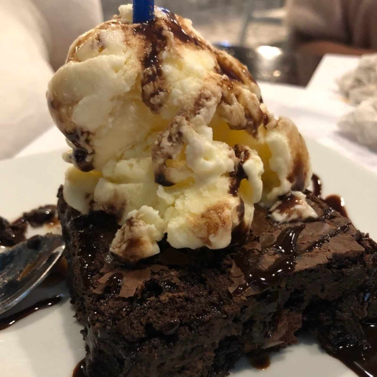 Brownie con helado. 