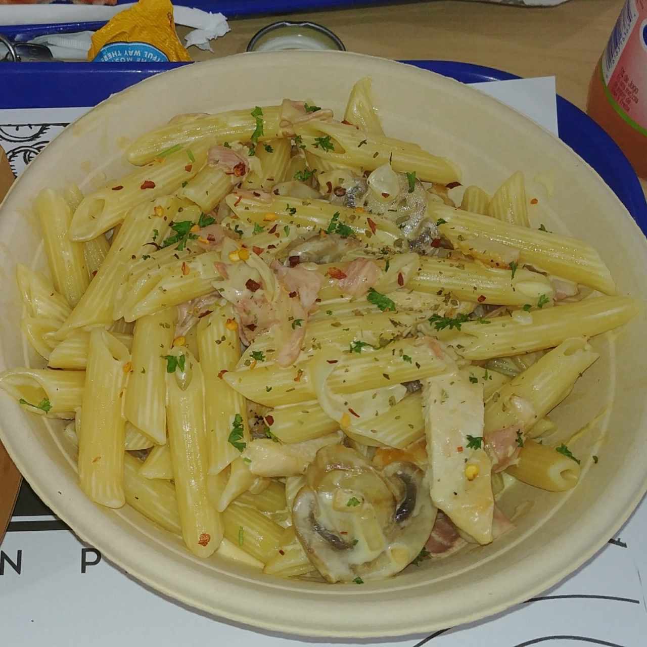 Carbonara con pollo y hongos frescos