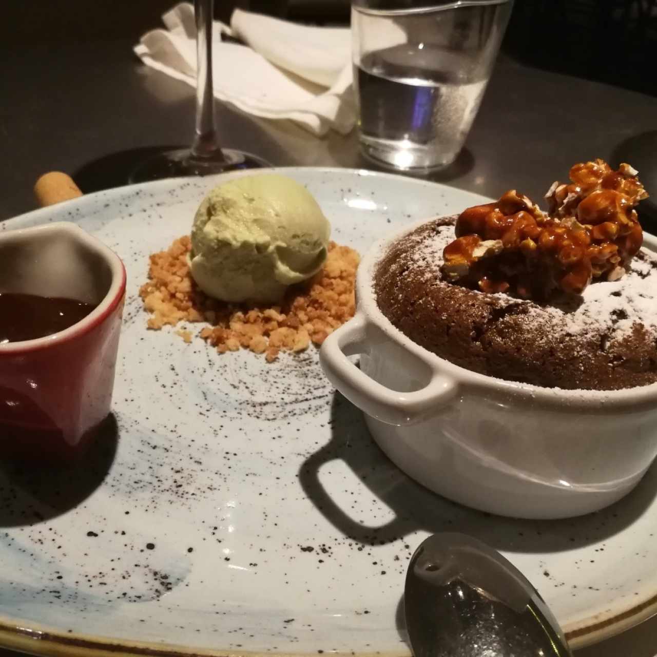 soufle de chocolate con helado de albahaca