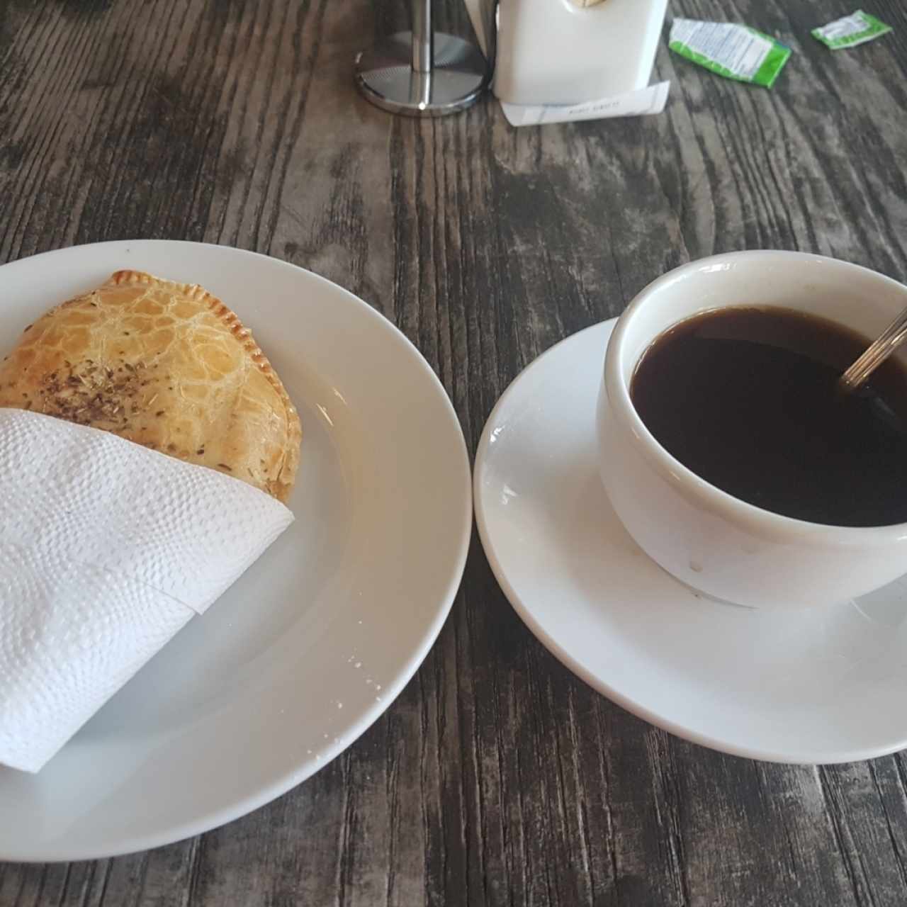 café americano y empanada de queso