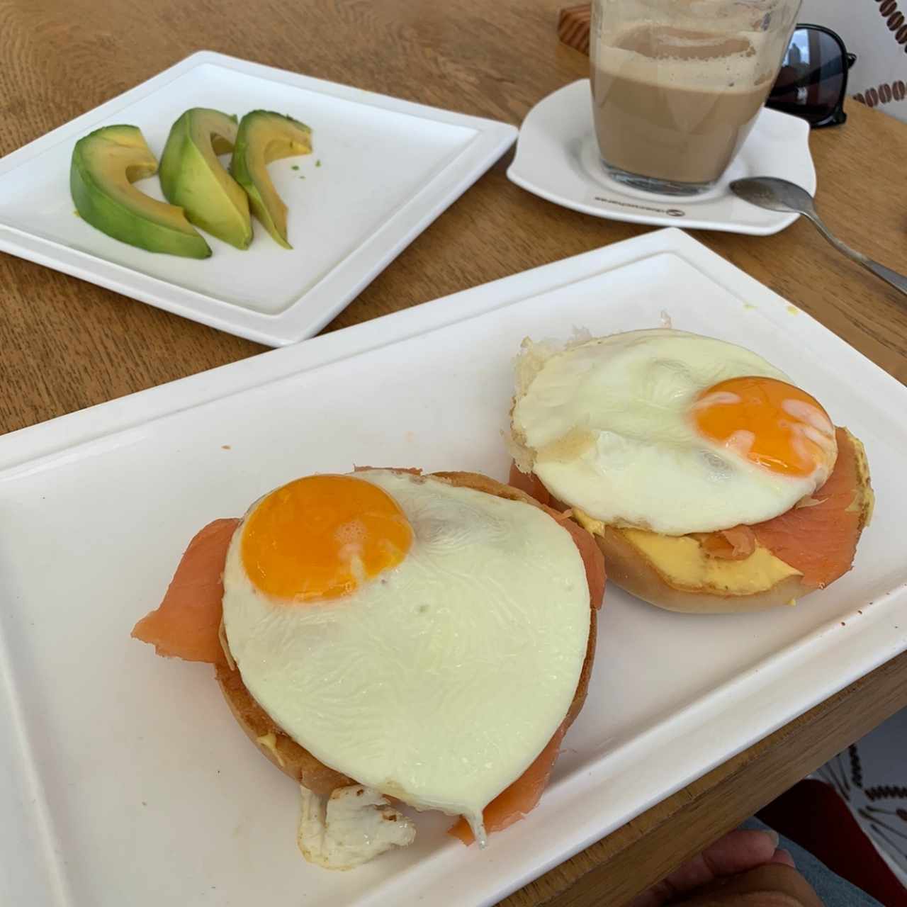 Salmón Benedictino con Aguacate