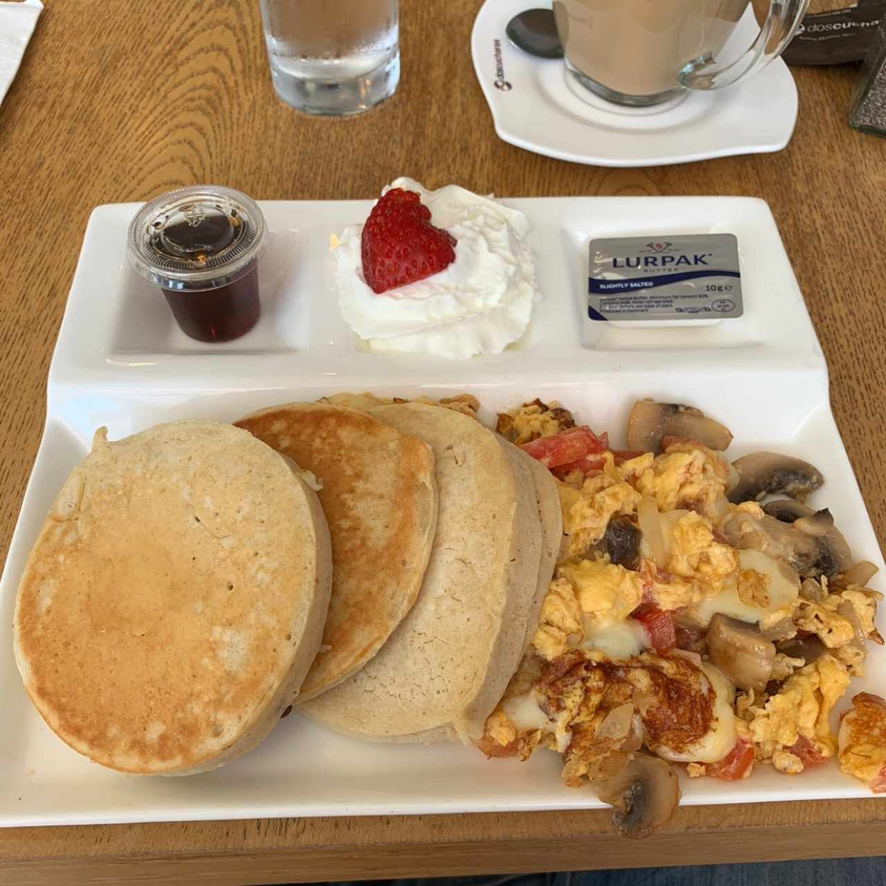 Pancakes de Avena Especial, con huevos al gusto.