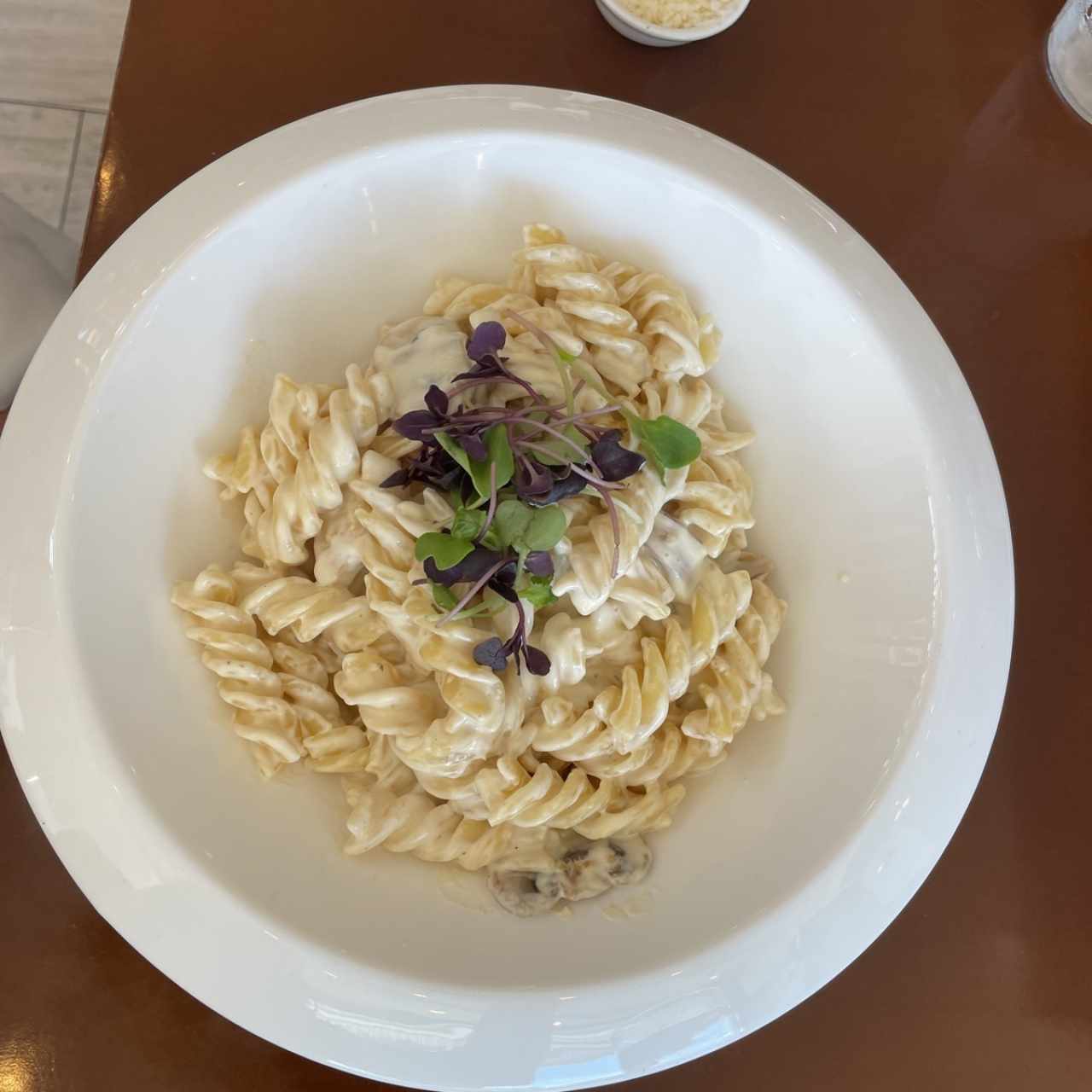 Salmón con Pasta en Salsa Blanca Francesa
