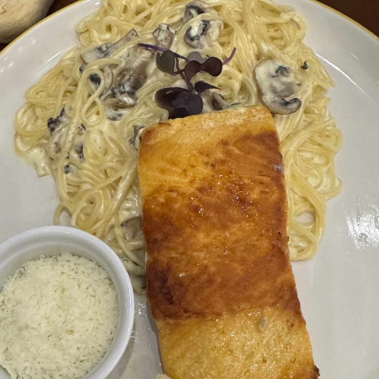 Salmón con Pasta en Salsa Blanca Francesa