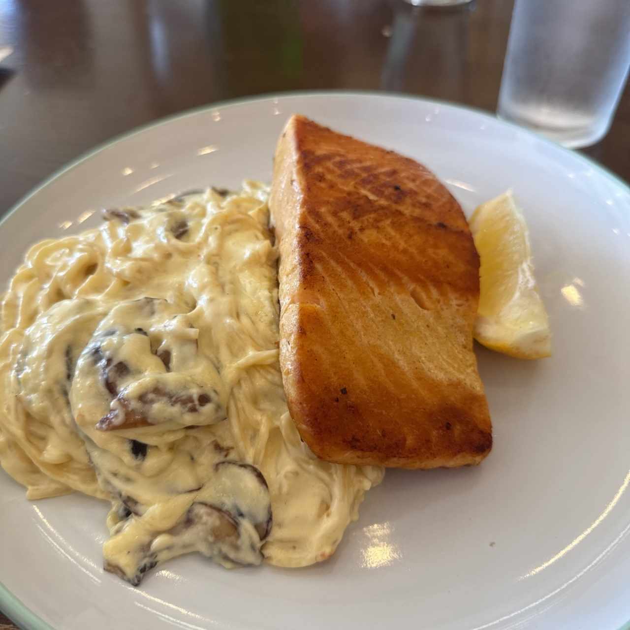 Salmón con Pasta en Salsa Blanca Francesa