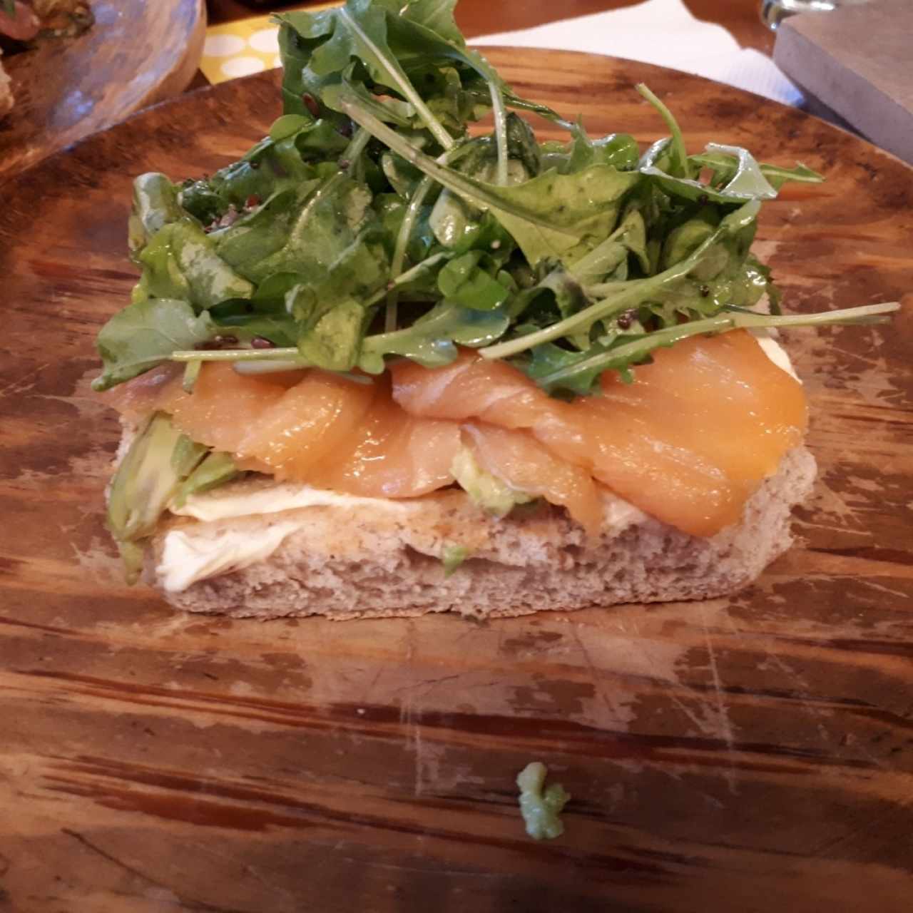 sándwich de aguacate y salmón 