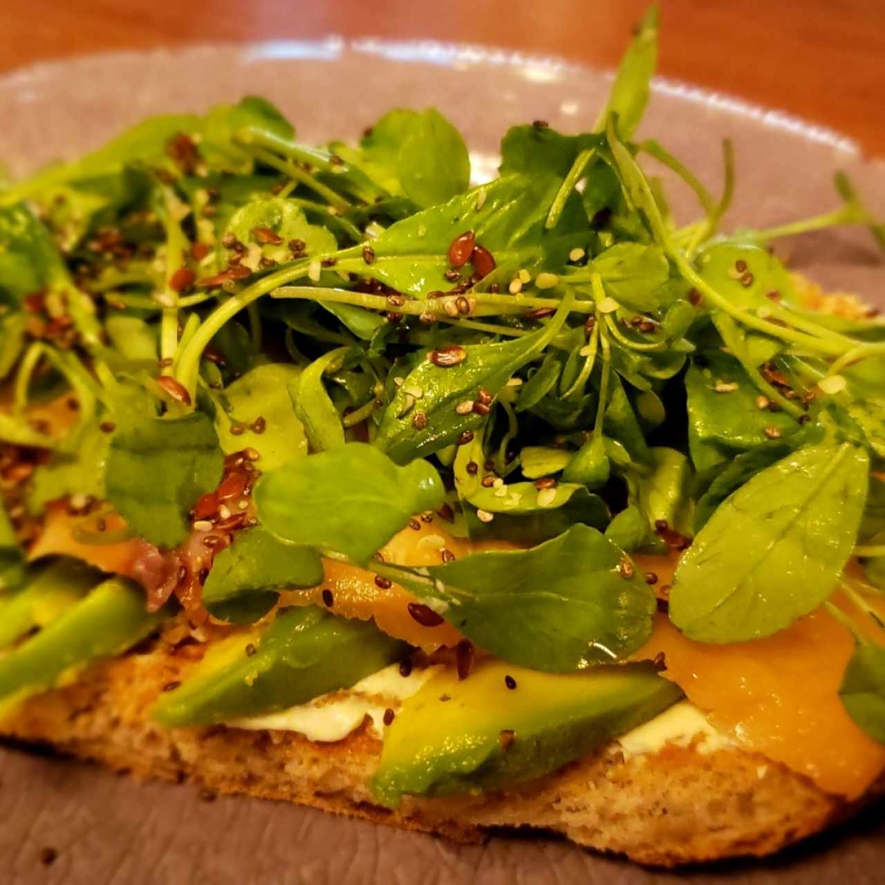 Tostada con salmón y aguacate 