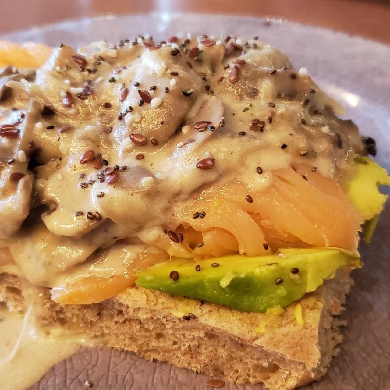 Tostada con hongos, salmón y aguacate 