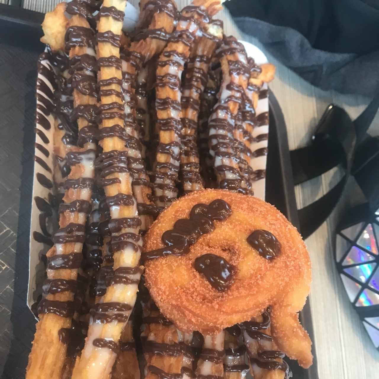 20 churros con leche condelsada y chocolate