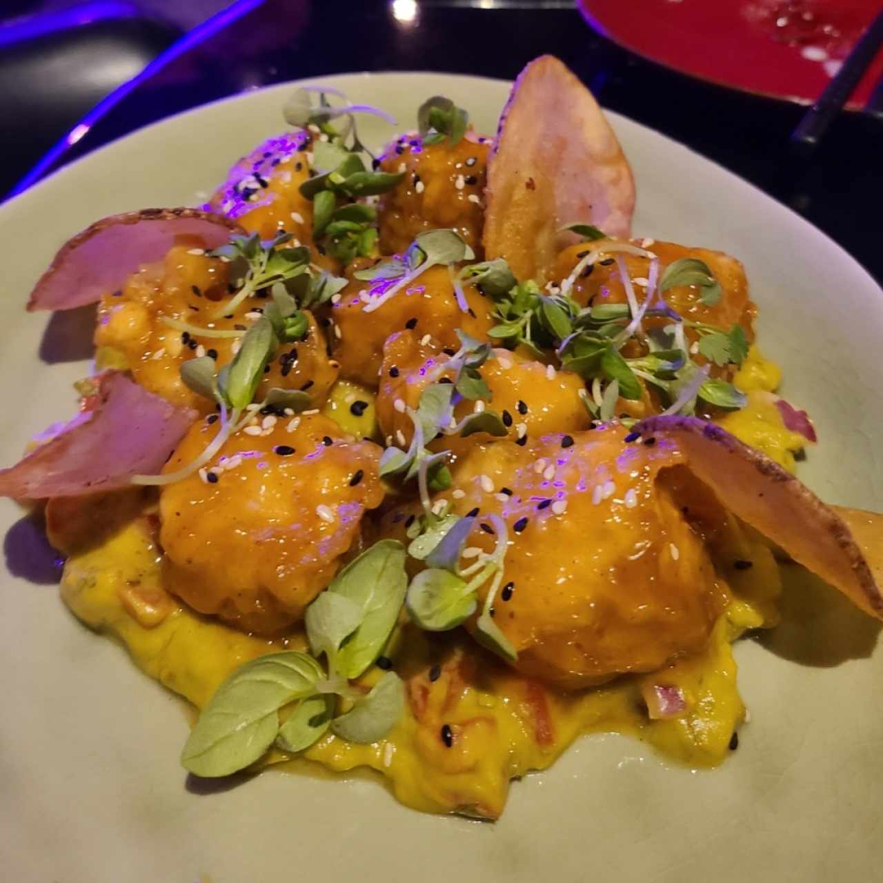 pescado sobre guacamole