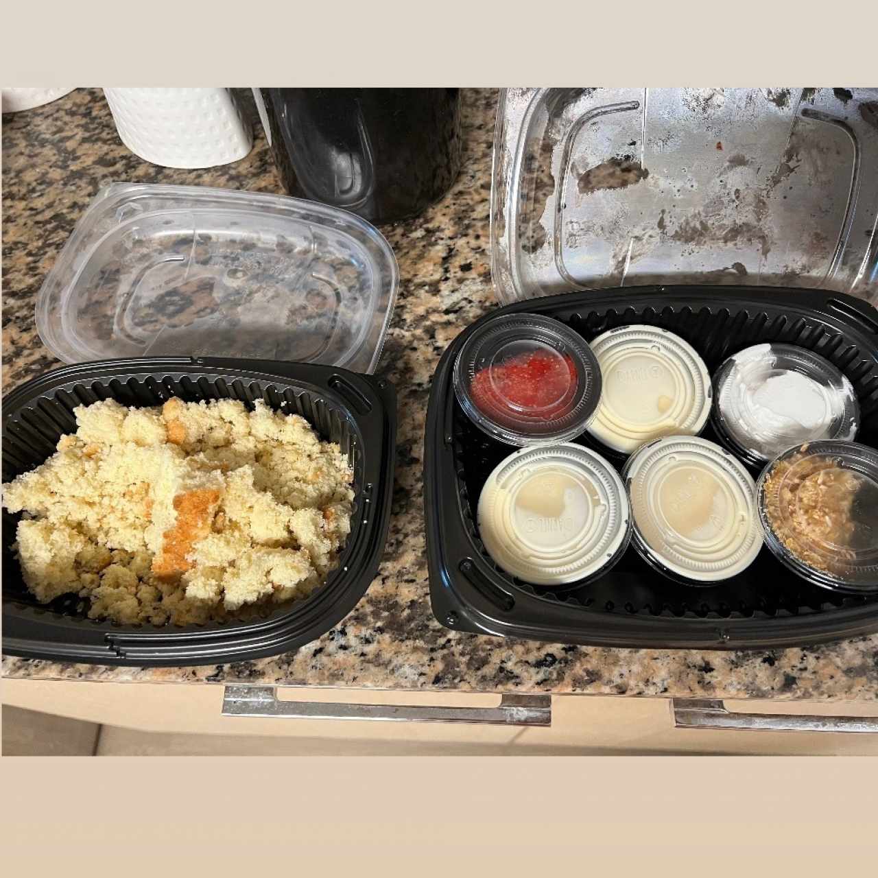 Asi me dieron el tres leches para llevar 🤦🏻‍♀️ . Para que yo lo preparara en mi casa 🤷🏻‍♀️ en ves de darmelo listo como se supone debe ser cuando vas a un restaurante y pides algo para llevar