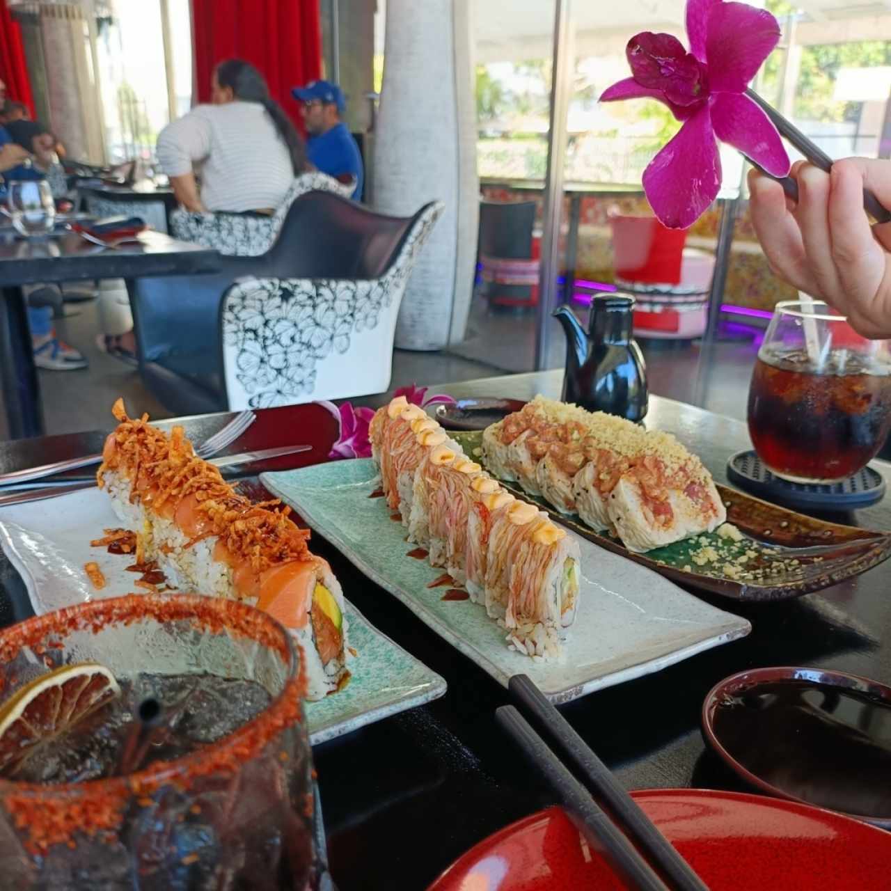 1° cerca del cóctel Kariukay roll, 2° maiko roll y 3° spicy tuna