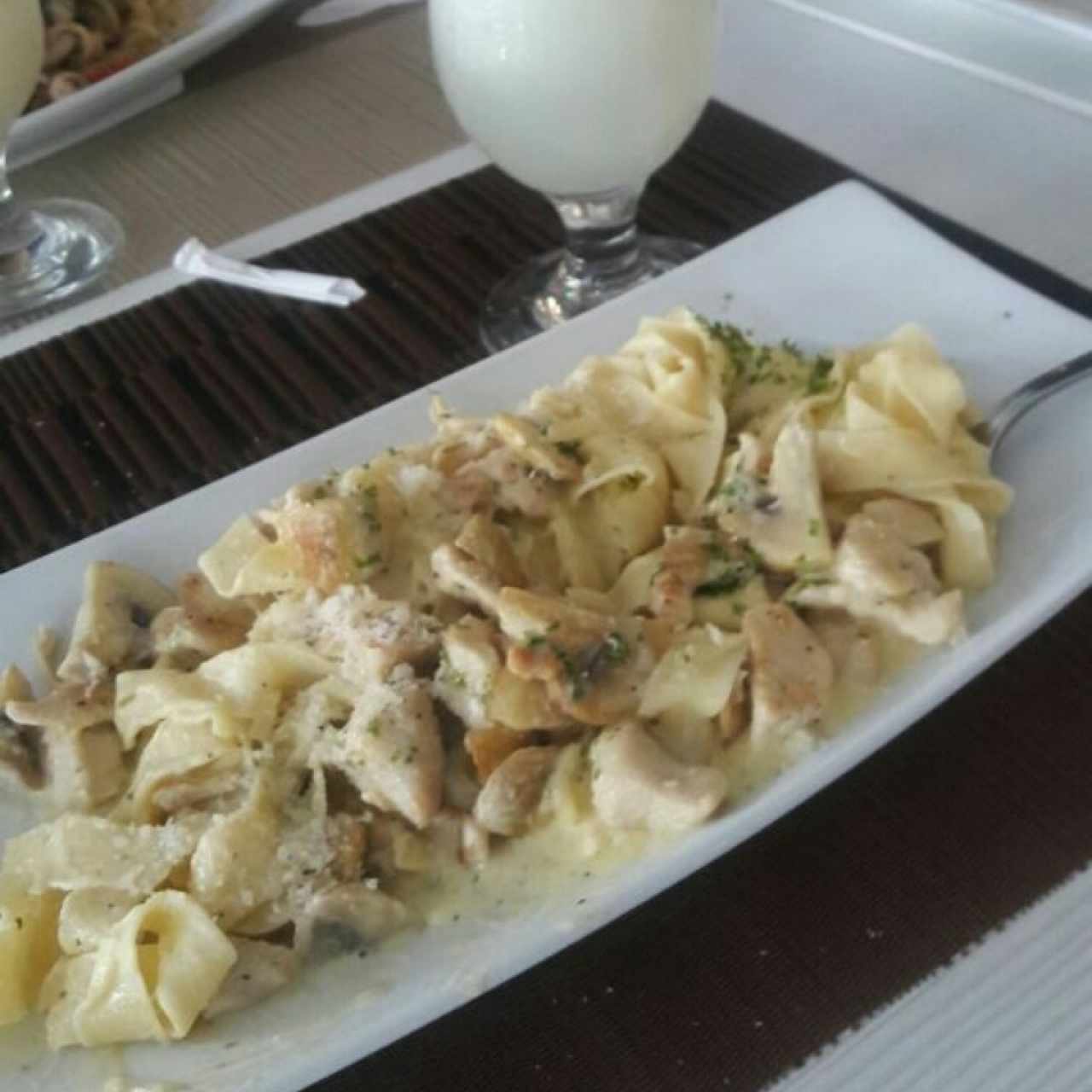 fetuccine pollo y hongos en salsa blanca