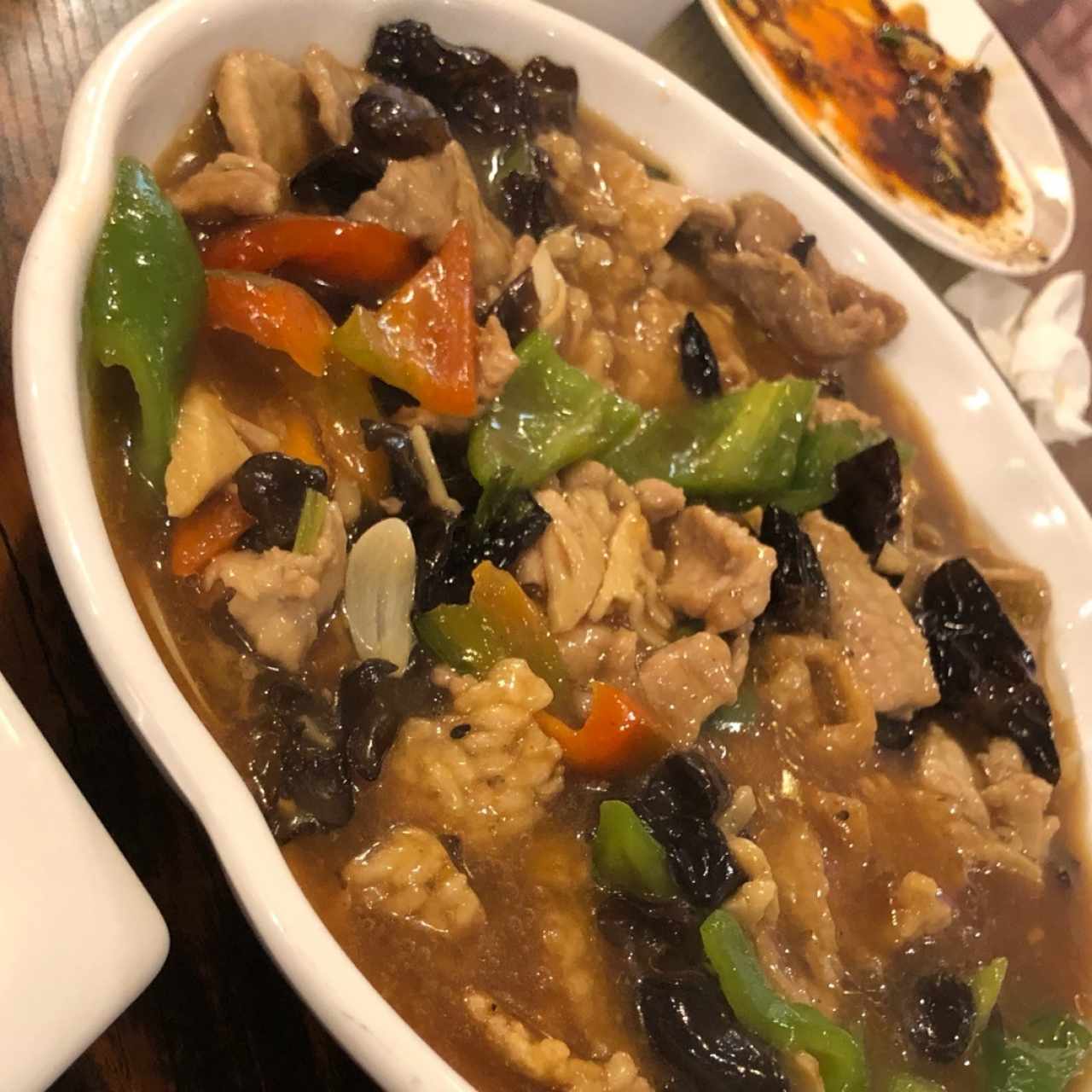 carne de cerdo con arroz cocido