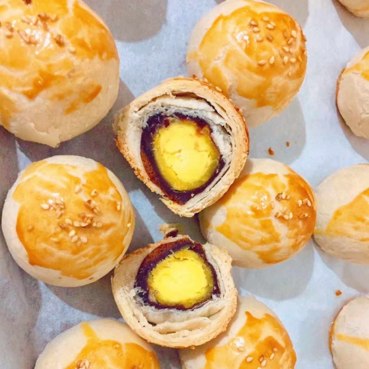 croissant redondo con yema y crema dulce de frijol