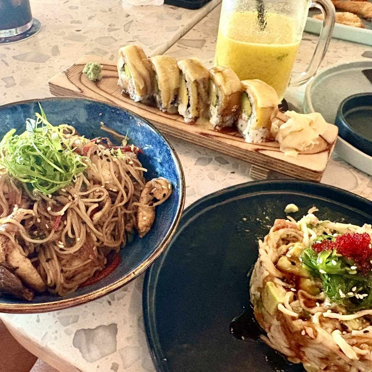 Yakisoba, ensalda kani rock y 1/2 roll tropical