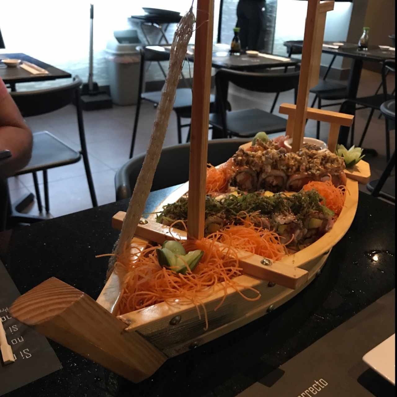 barco de sushis: tsugoi, weed y fit roll