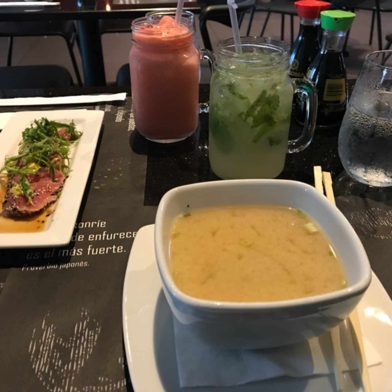 Entradas Frías - Tuna Tataki al fondo y sopa Miso