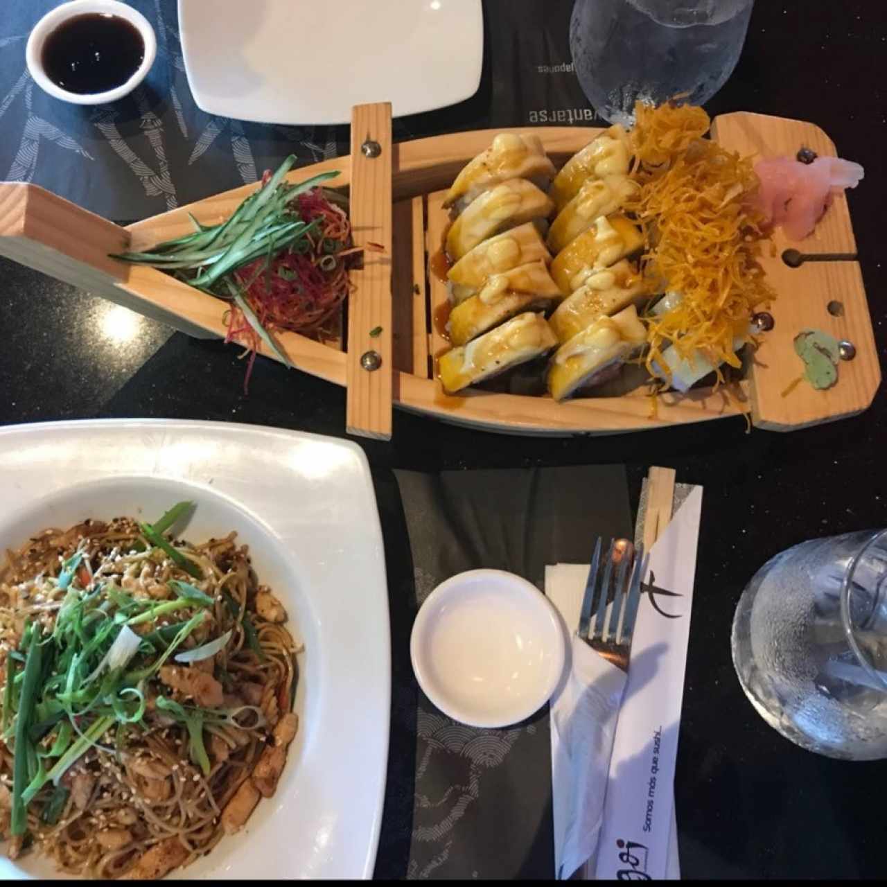 Yakisoba de pollo y tropical roll