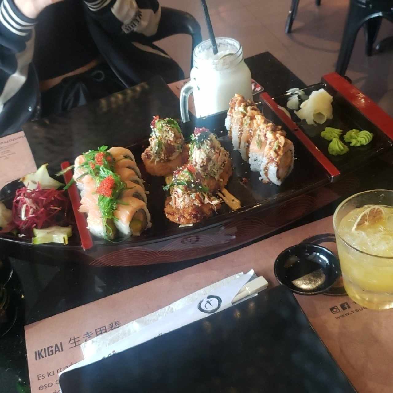 barco con ebi bomb y sushis