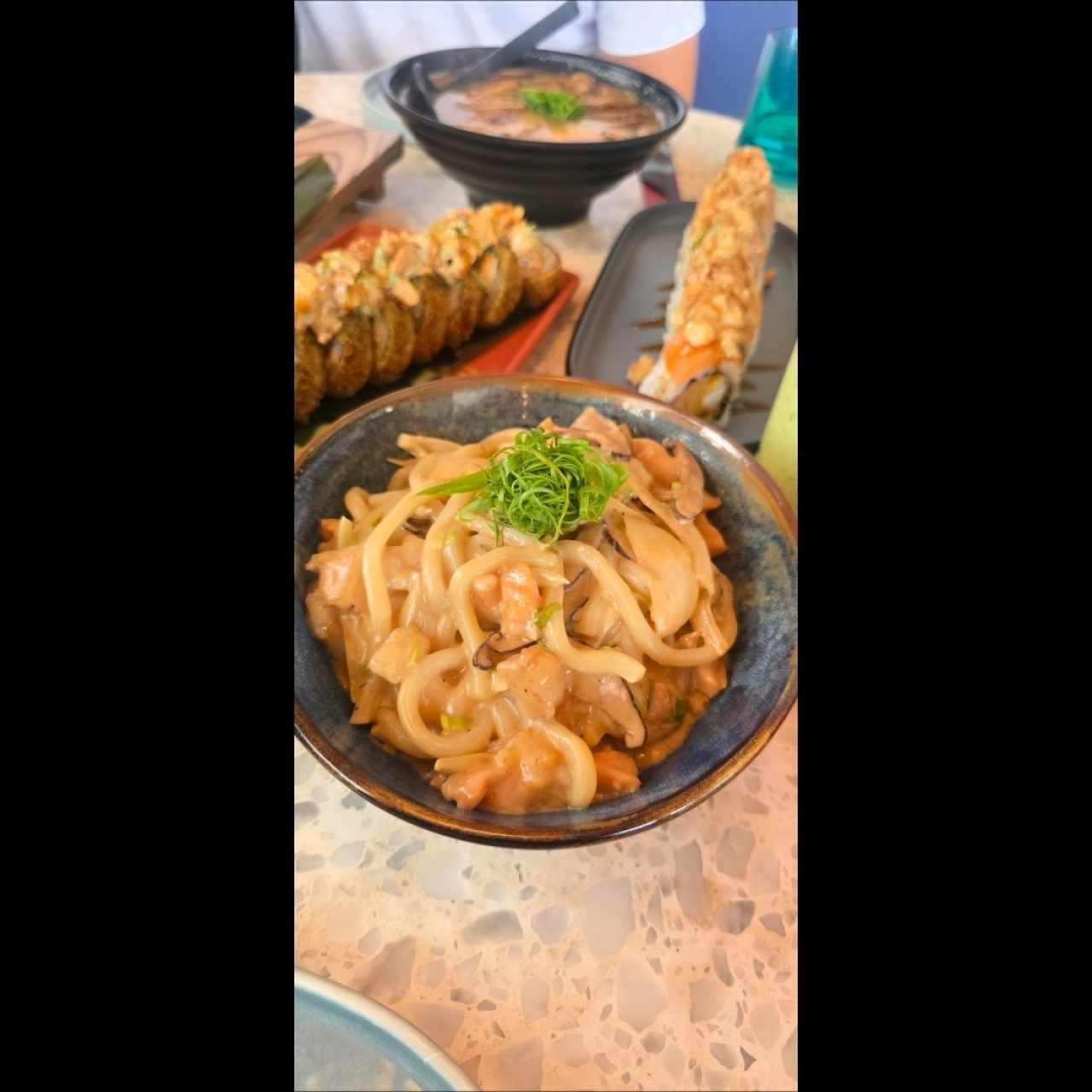 udon con salmón ahumado, sushi y ramen