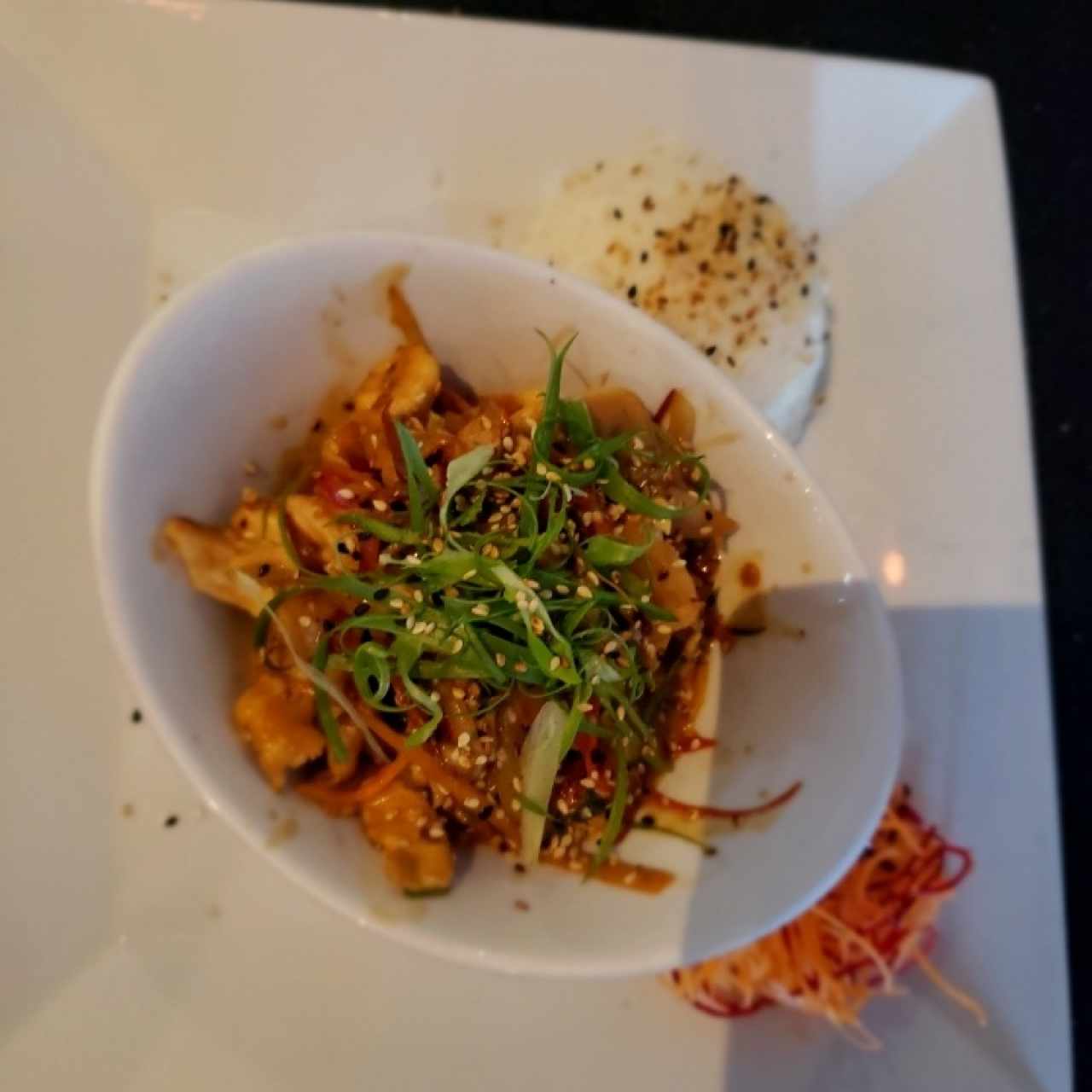 Pollo en salsa de maní