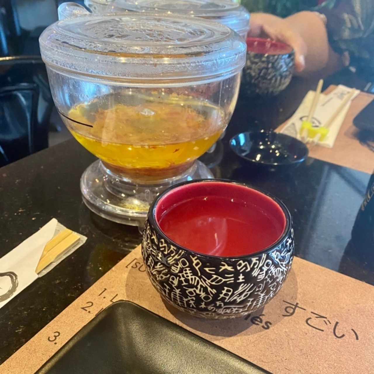 Infusión caliente de naranja y mango