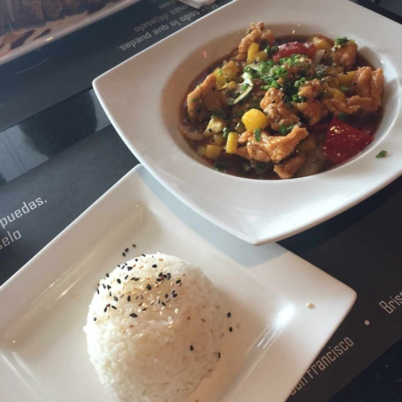 Pollo agridulce picante y arroz