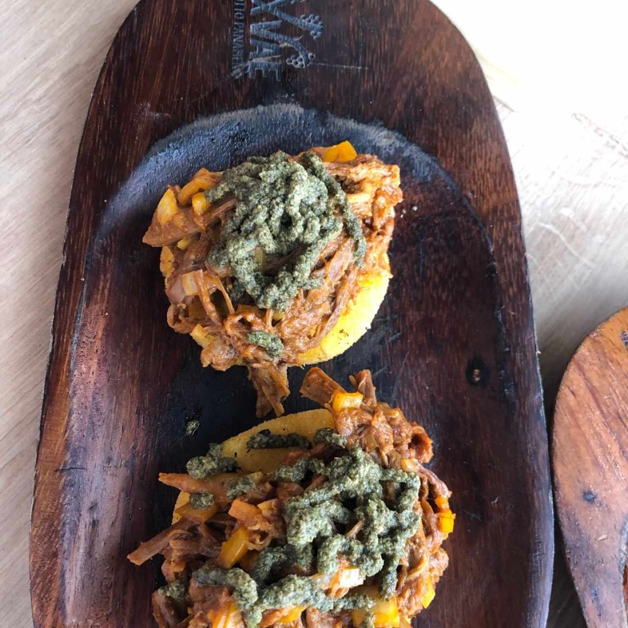 Tortilla con ropa vieja y pesto de culantro