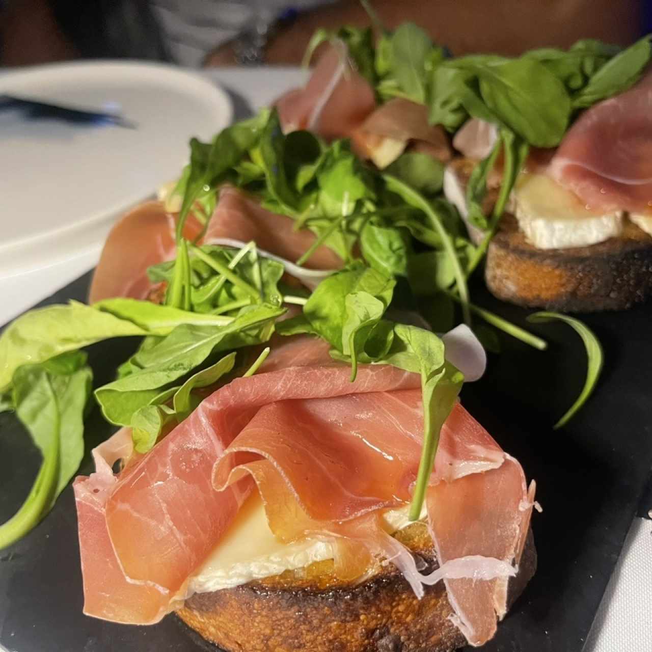 Bruschetta Brie & Prosciutto