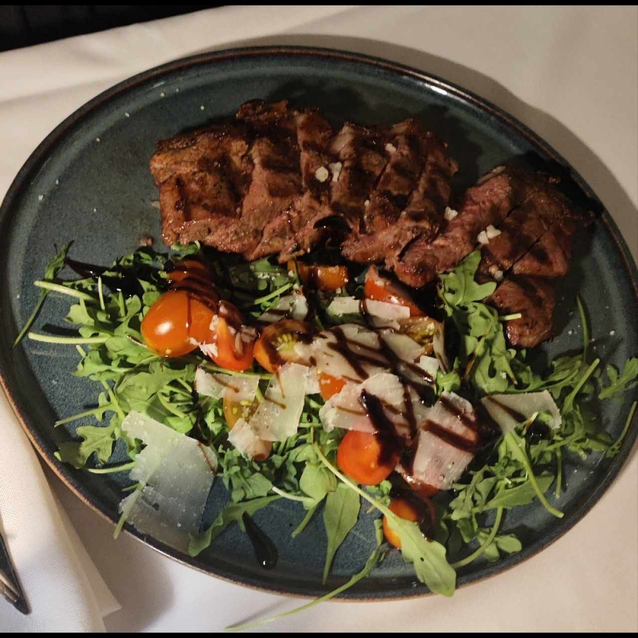 Entraña de res con ensalada 