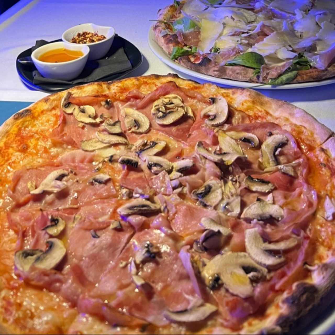 Pizza con hongos y jamon
