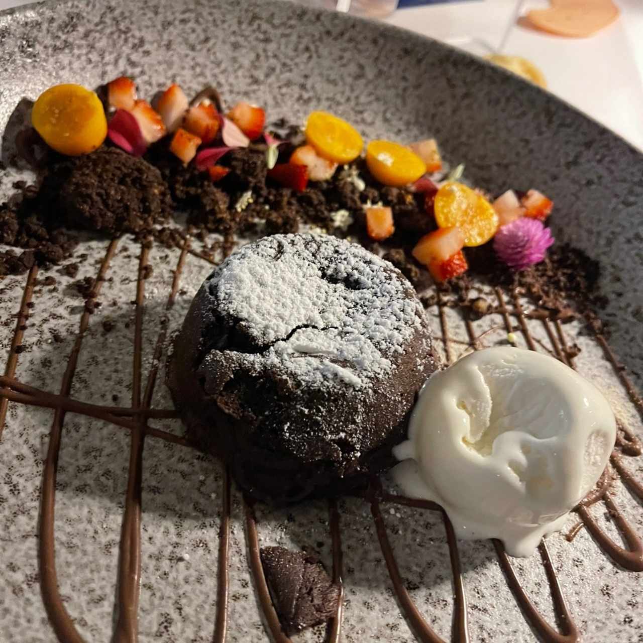 Volcán de chocolate con helado de vainilla