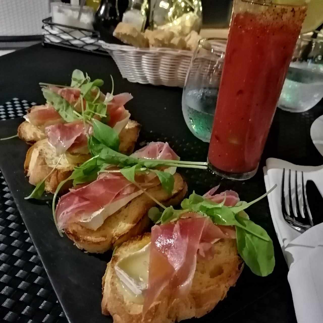 Brocheta de Jamón Serrano con queso Brie y arugula. Con un delicioso blodymerry. 