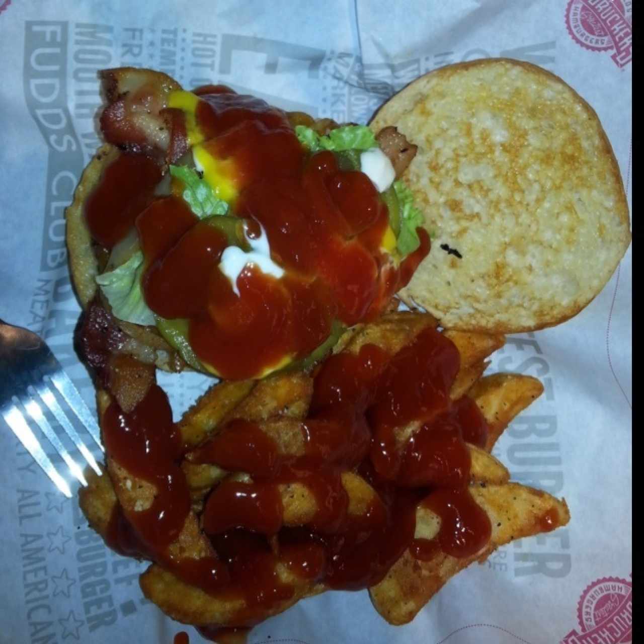 Hamburguesa y Wedges.