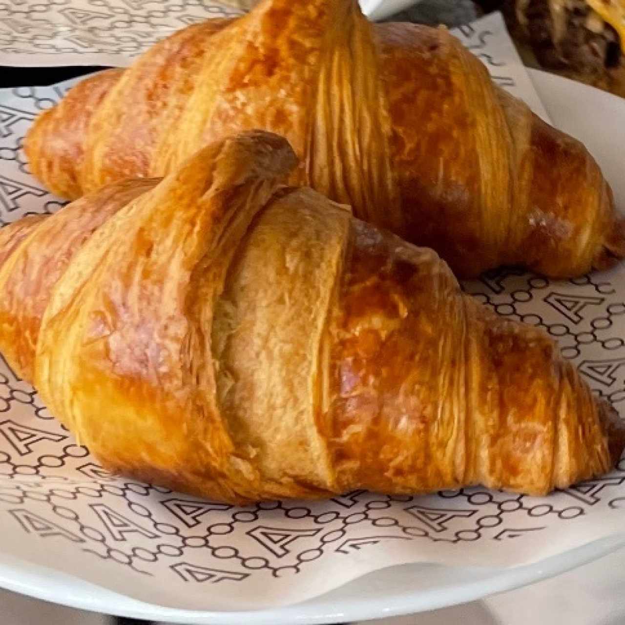 Croissant Relleno de Dulce de Leche y Crunch