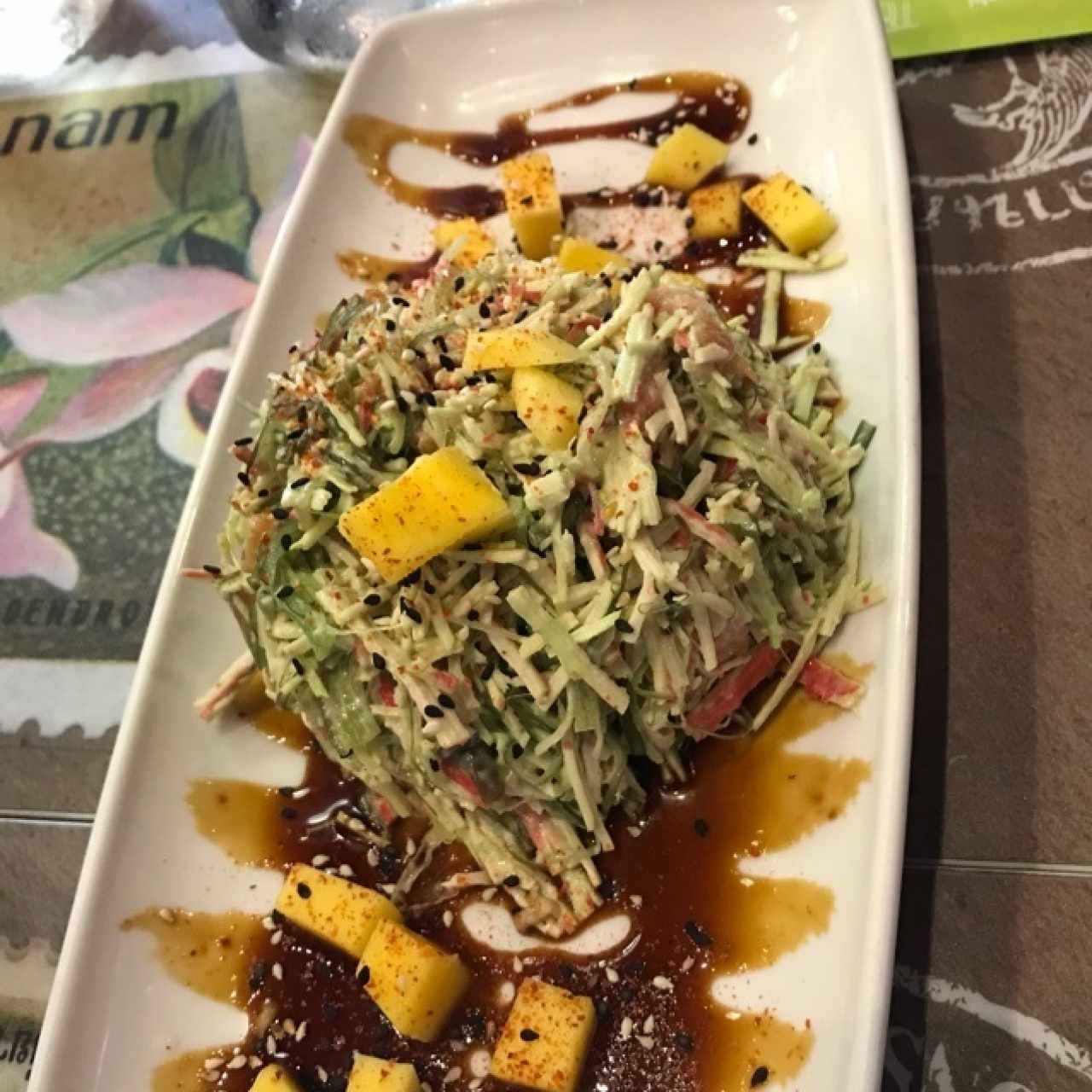 ensalada con salmon mango algas y surimi