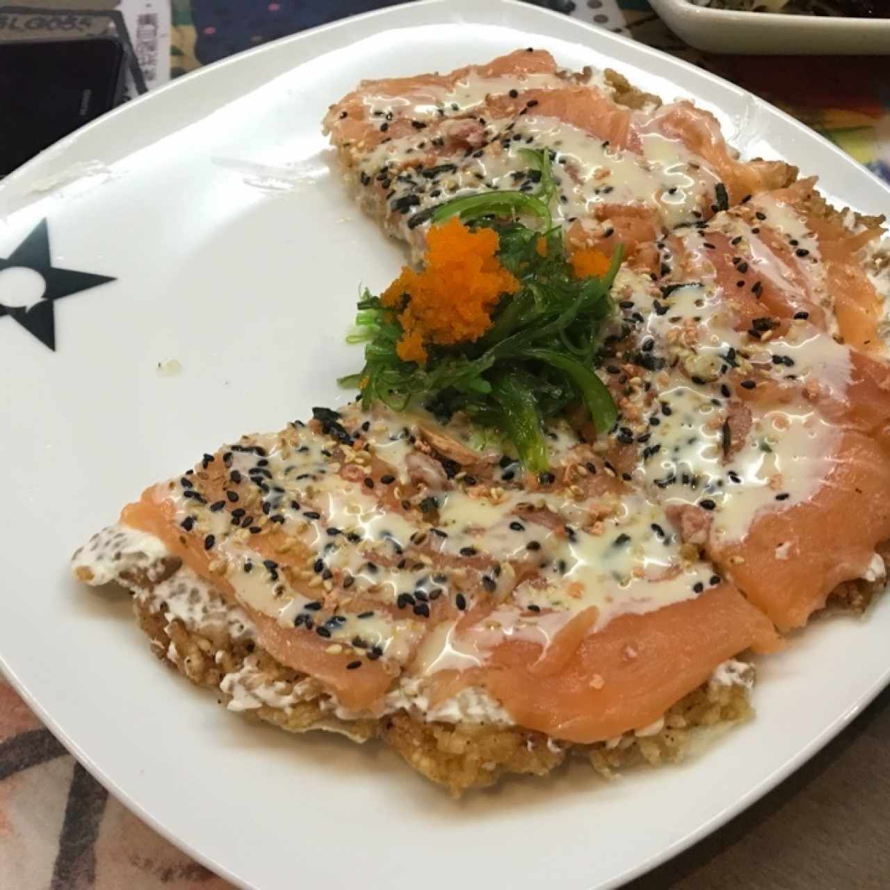 Sushi pizza de salmón. 
