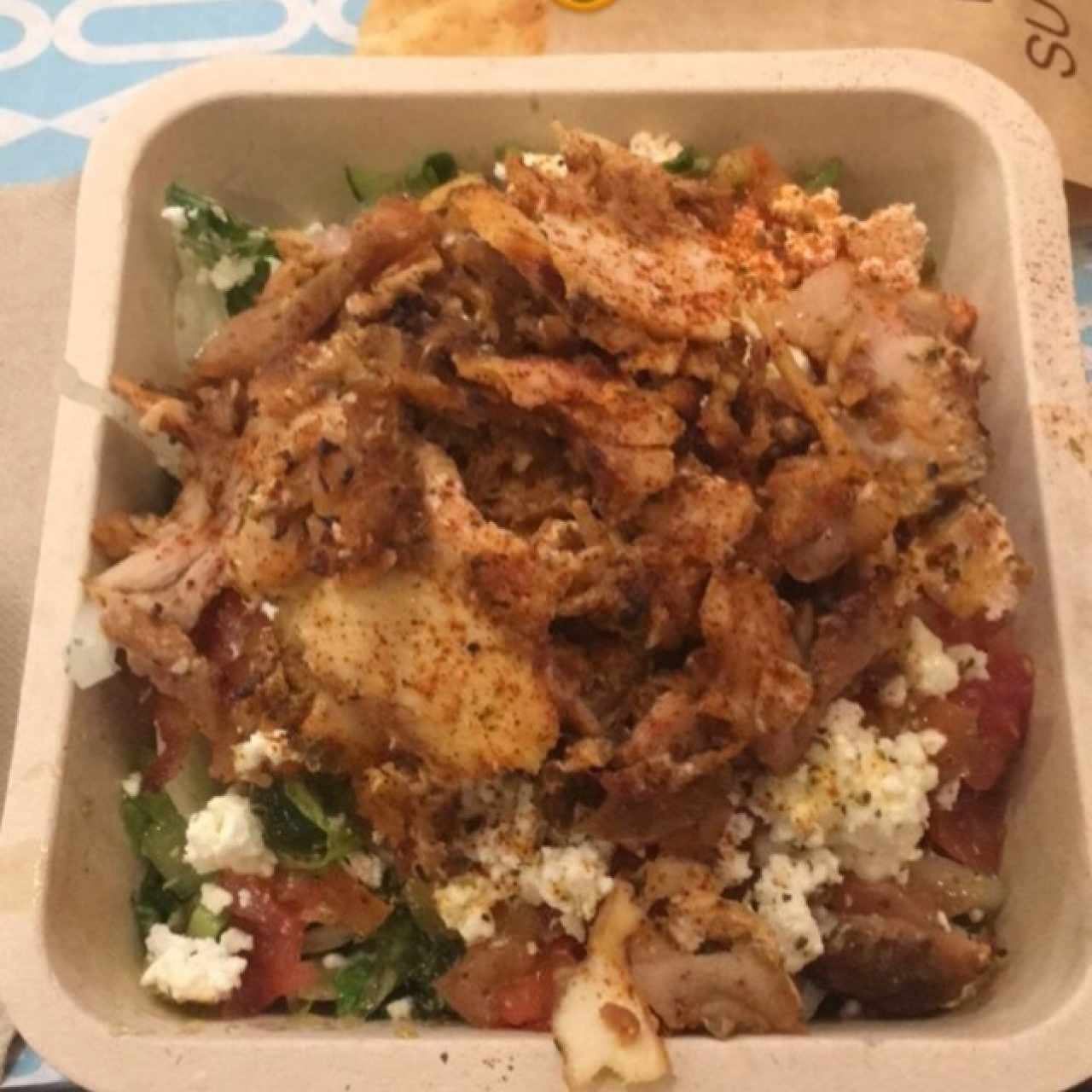 platter de pollo con ensalada griega