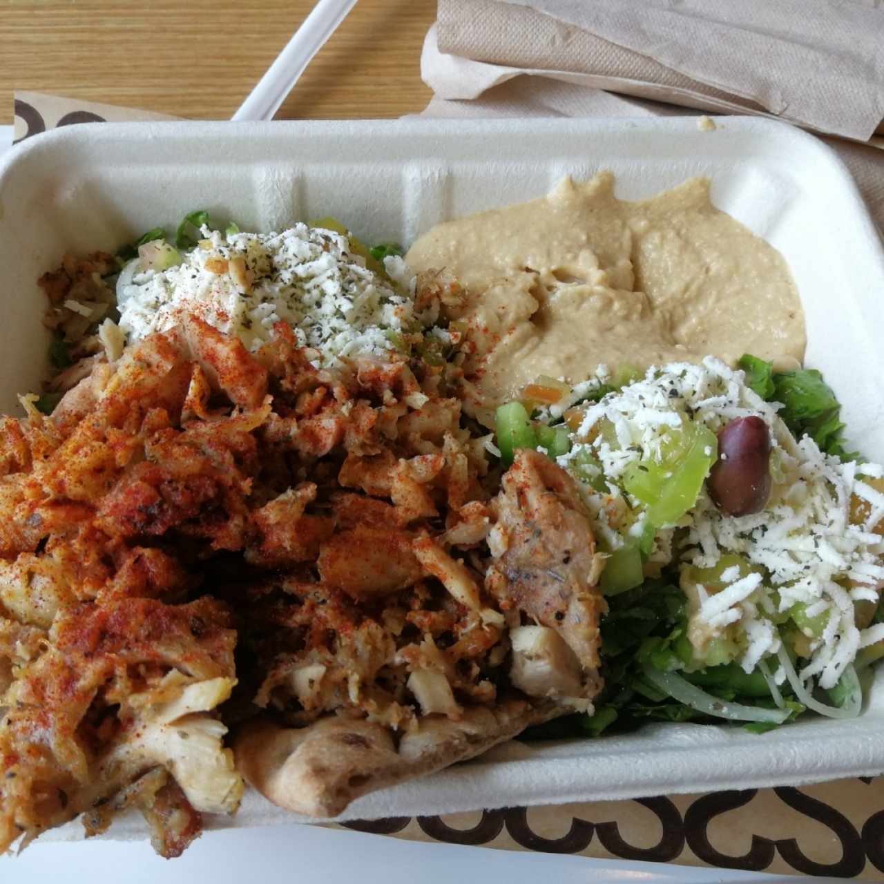 platter Pollo, ensalada griega, hummus