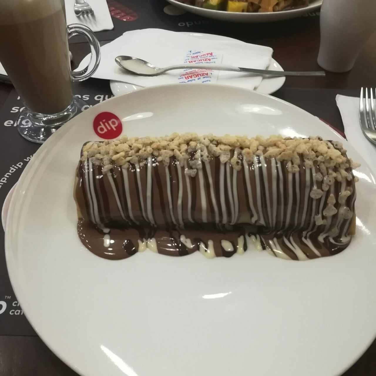 creps con crema fresas y tres tipos de chocolates