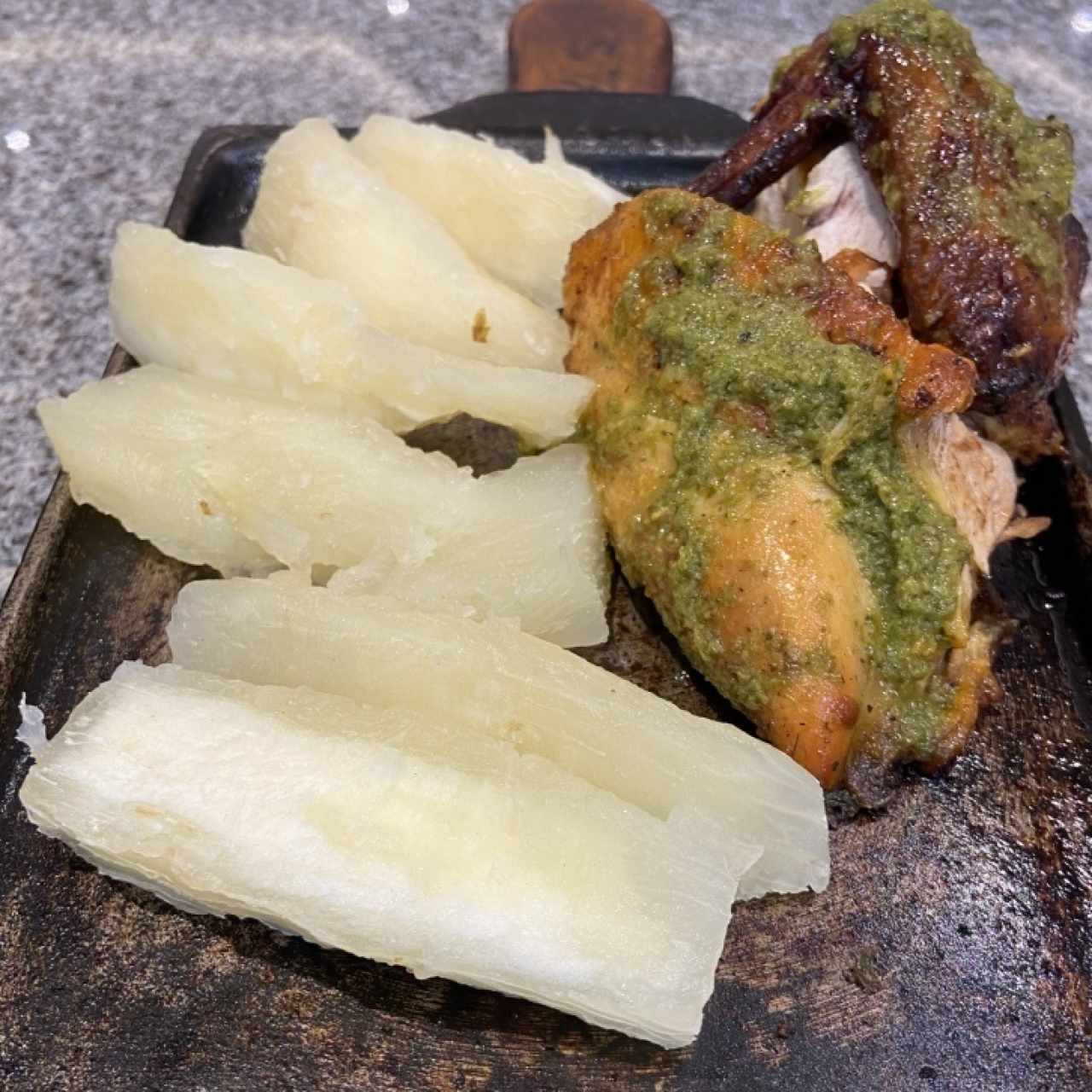 Pollo con yuca sancochada