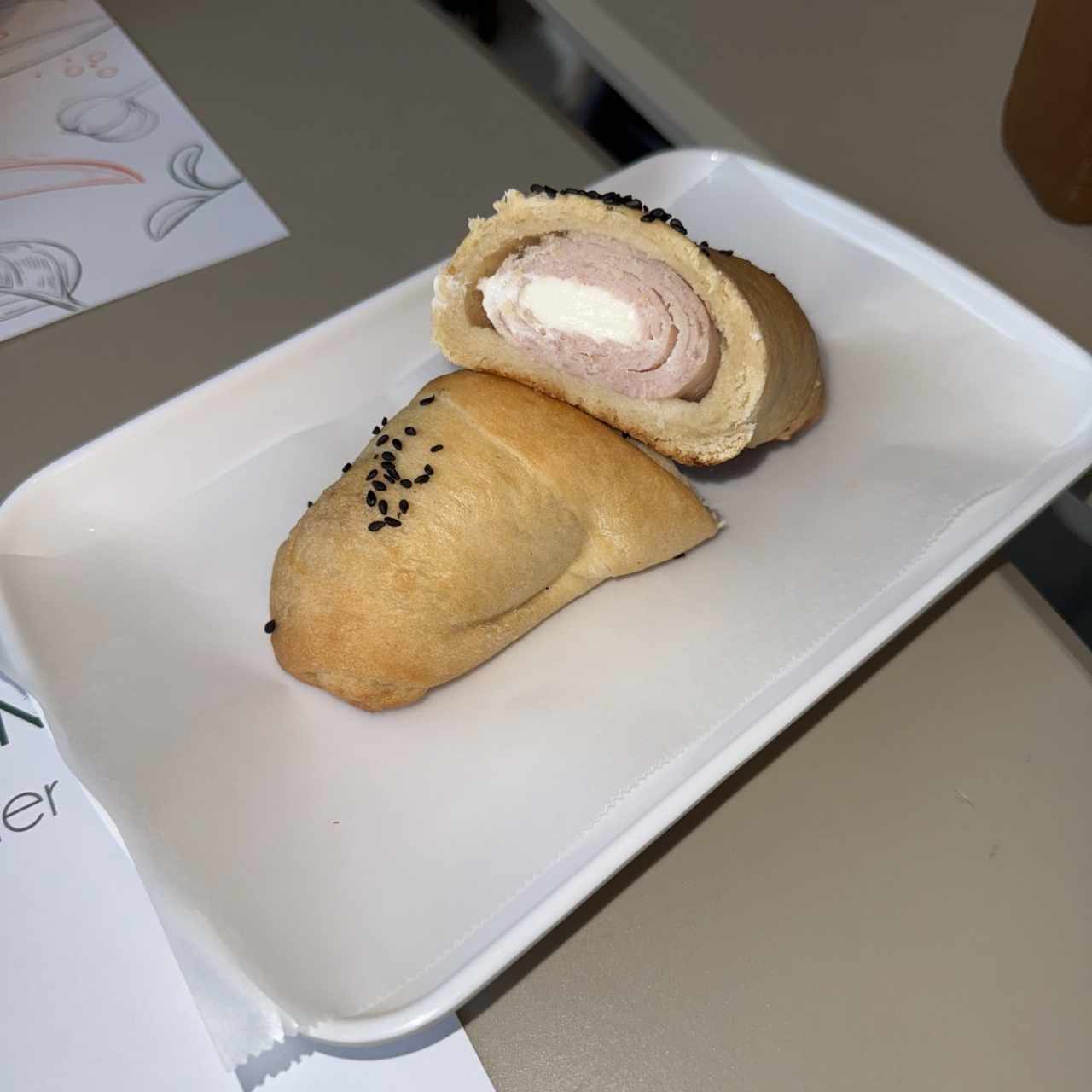 Cachito de jamon de pavo con queso crema 