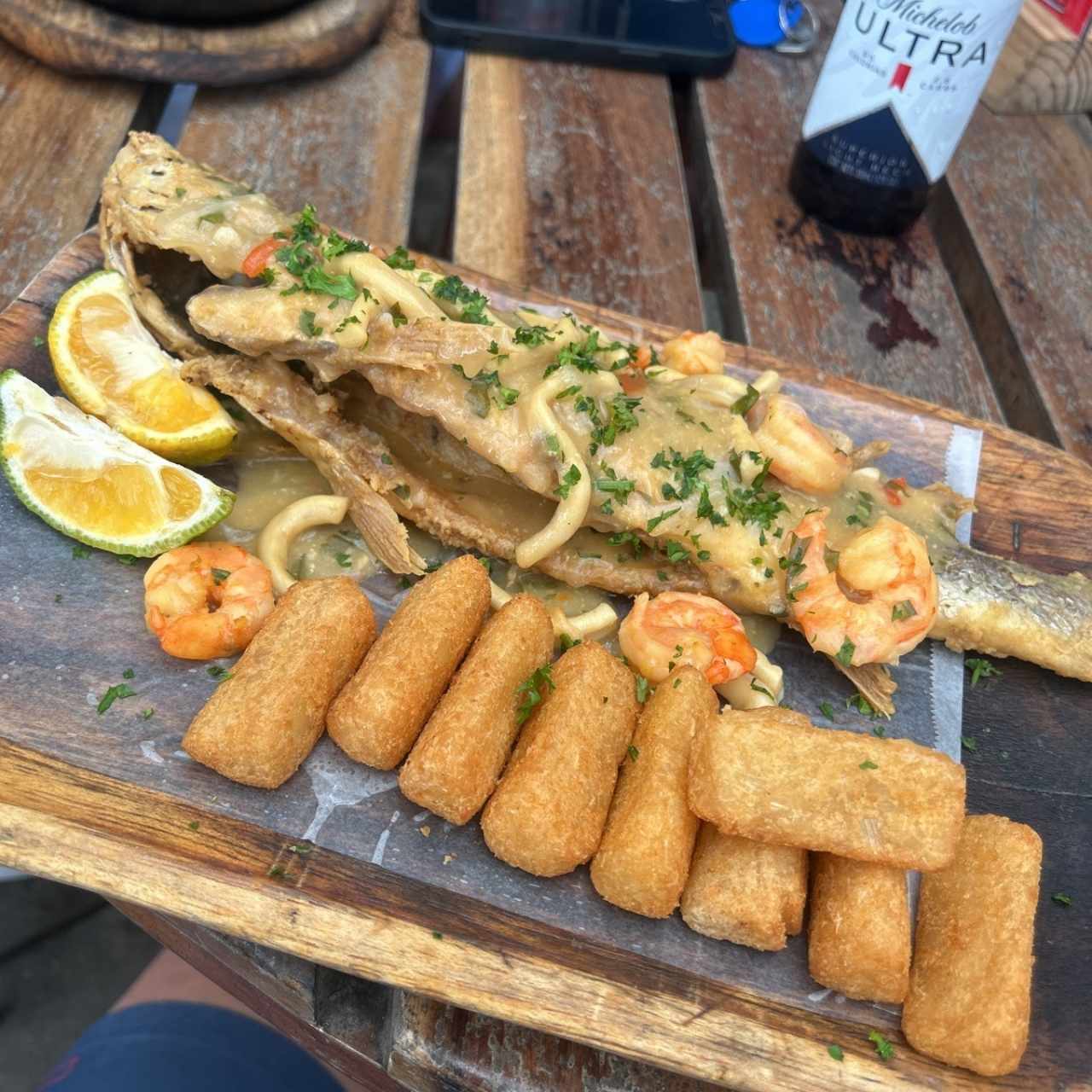 Pescado Entero Frito salsa de mariscos