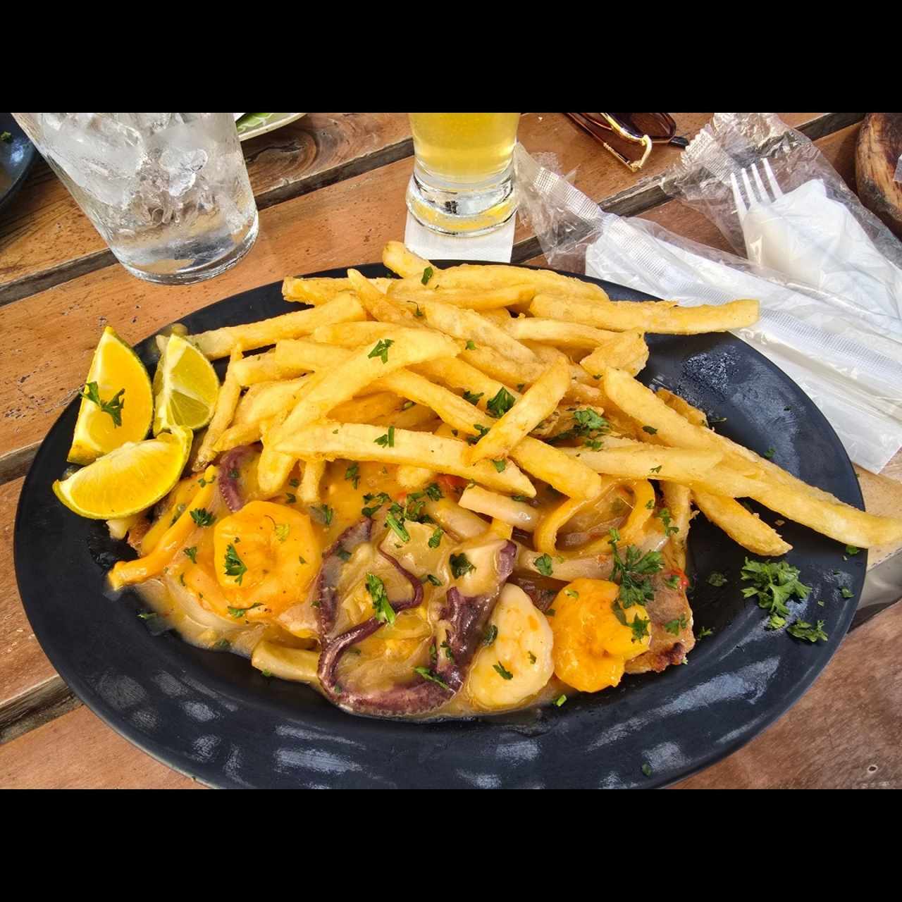 filete de pescado con salsa de mariscos