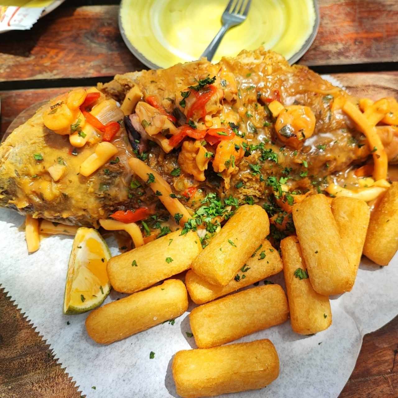 Pescado Frito con mariscos