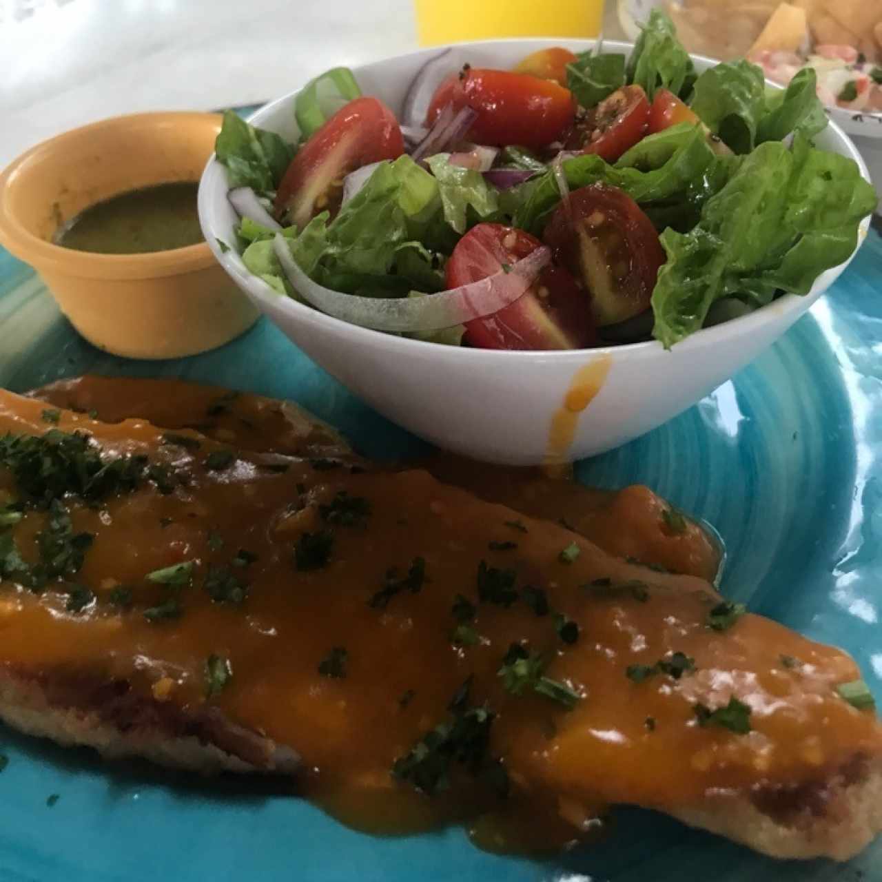 Filete de pescado y ensalada