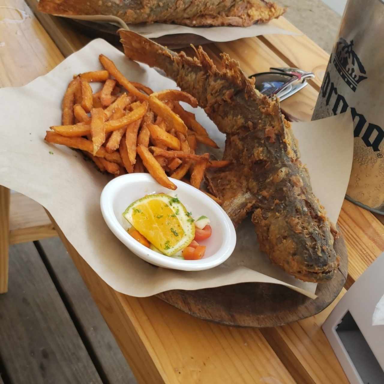 pescado entero con camote