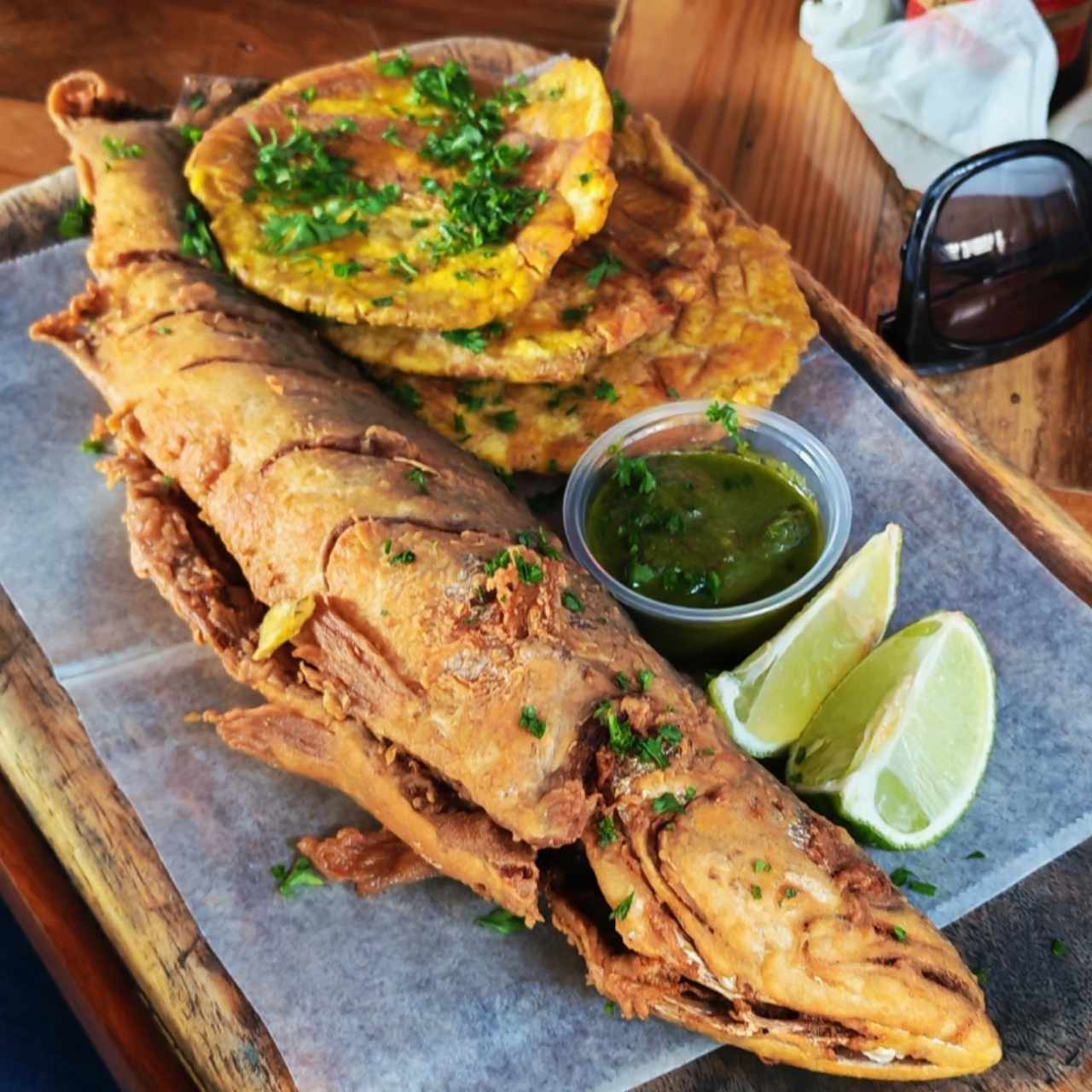 Corvina frita entera con patacones